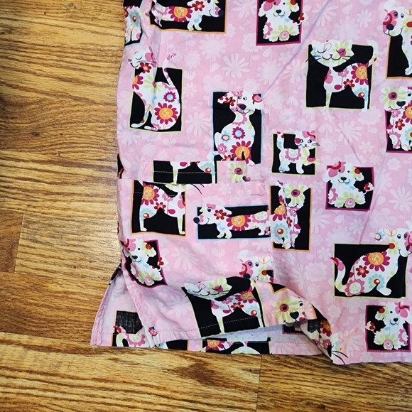 HQ Scrub High Quality Basics Pink Top with Flowers, Cats & Dogs Size L - Picture 3 of 7
